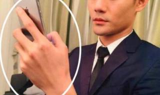 易烊千玺单手脱戒指